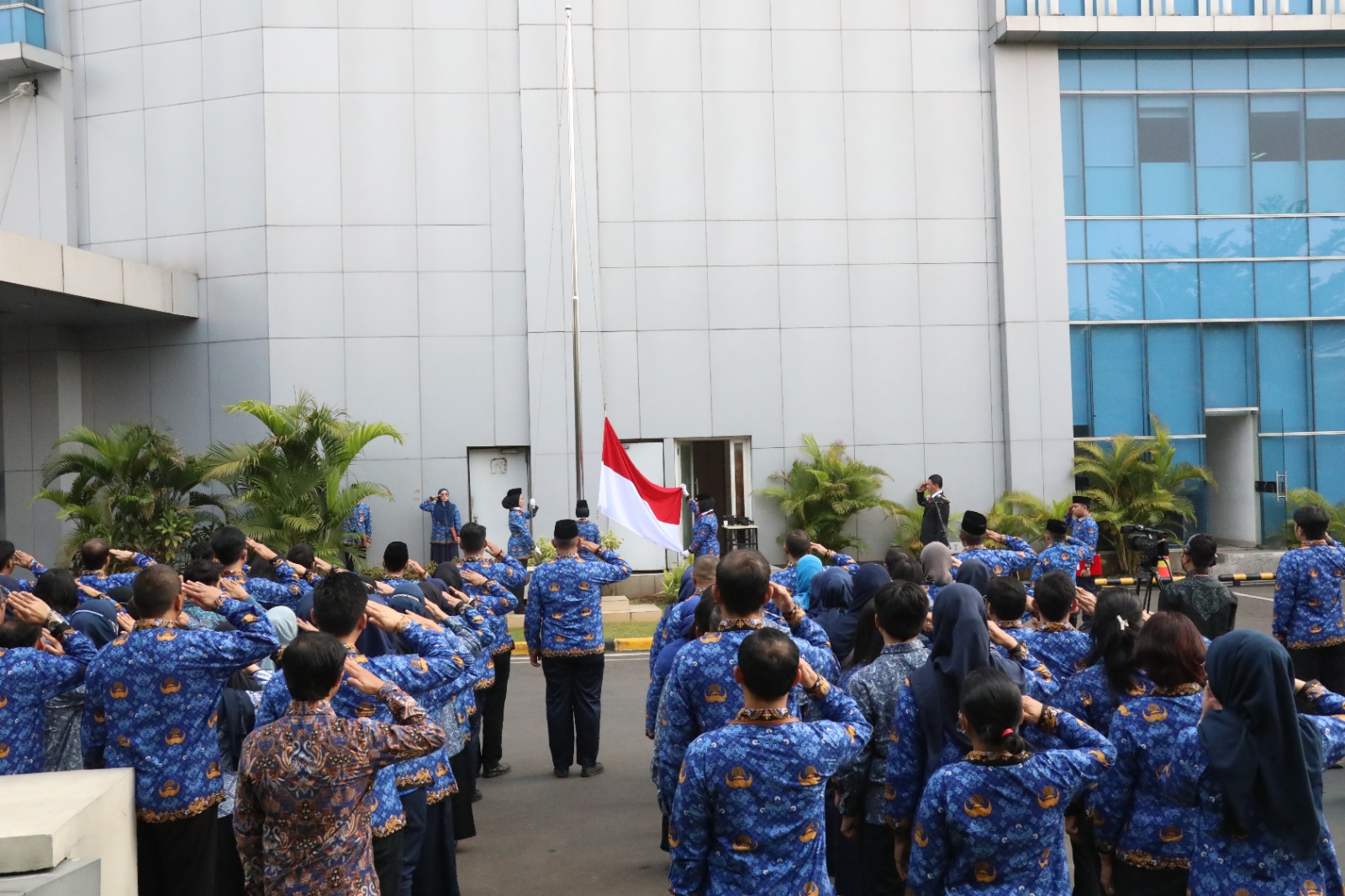 Suasana upacara Peringatan Hari Pahlawan ke-78 tahun 2023 di halaman Graha BNPB, Jakarta pada Jumat (10/11).